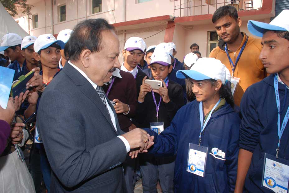 Hon'ble Minister for S&T & ES Dr. Harsh Vardhan talk with students in Science Village at IISF 2016