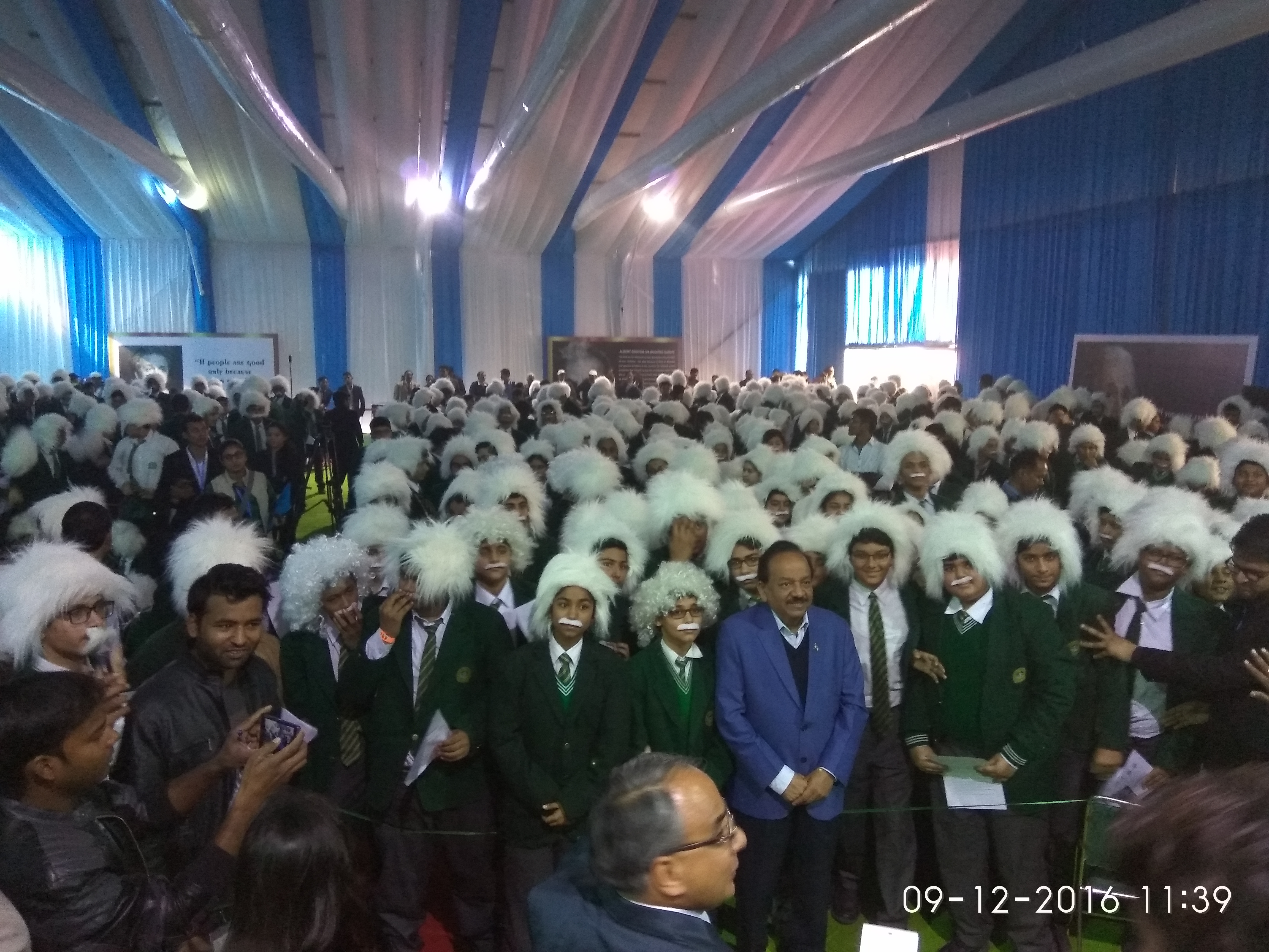  Hon'ble Minister of S&T &ES Dr Harsh Vardhan with 550 school students dressed up as Albert Einstein at IISF 2016