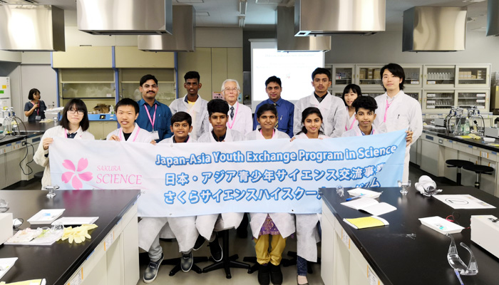 Students carrying out hands-on experiments with the guidance of Japanese Nobel laureates Prof Hideki Shirakawa.