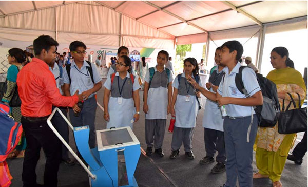 Demonstration of Wrapper Picker before students of Chinmaya Vidyalaya, New Delhi during Exhibition organised in DST during Swachhta Pakhwada
