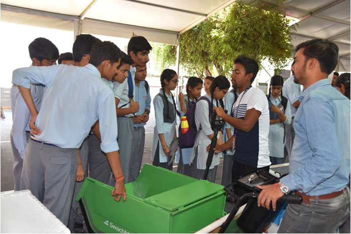 Demonstration of Spade Picker and Swachhta Cart in Exhibition to students of  Navyug School, New Delhi in DST during Swachhta Pakhwada