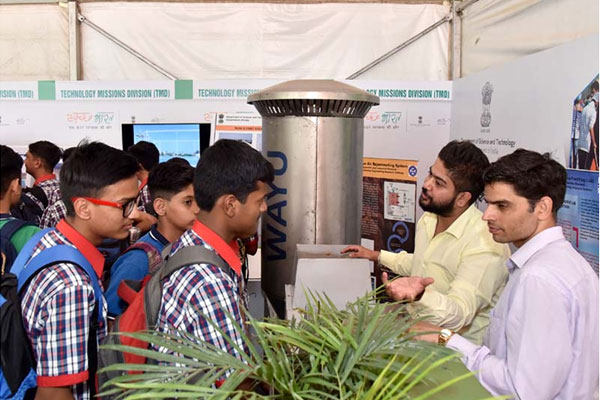 Students of Kendriya Vidhyalaya, R.K. Puram, New Delhi being explained about Model of Passive Ambient Air Purifier System